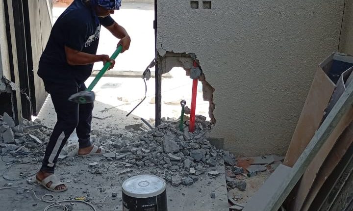 ما معنى قص الجدران؟